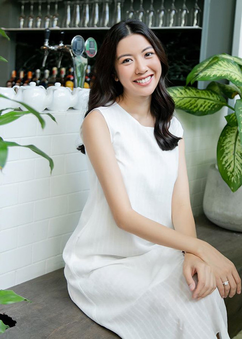 Gần đây, Thúy Vân thường diện đầm suông.