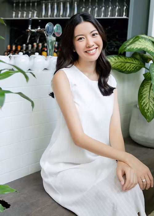 Gần đây, Thúy Vân thường diện đầm suông.