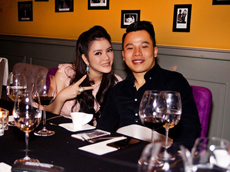 Trước Khắc Việt, Khắc Tiệp không ngại đấu khẩu với Lý Nhã Kỳ dù cả hai có mối quan hệ thân thiết. Mọi chuyện bắt nguồn từ việc ông bầu nghi ngờ Lý Nhã Kỳ nói bóng gió Ngọc Trinh ăn mặc phản cảm trên thảm đỏ Cannes 2019. Ảnh: Ngôi sao