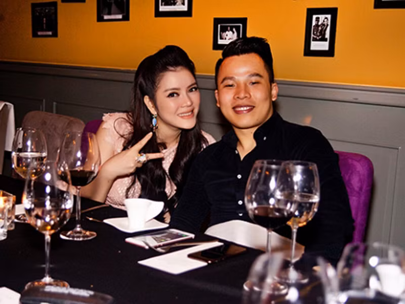 Trước Khắc Việt, Khắc Tiệp không ngại đấu khẩu với Lý Nhã Kỳ dù cả hai có mối quan hệ thân thiết. Mọi chuyện bắt nguồn từ việc ông bầu nghi ngờ Lý Nhã Kỳ nói bóng gió Ngọc Trinh ăn mặc phản cảm trên thảm đỏ Cannes 2019. Ảnh: Ngôi sao