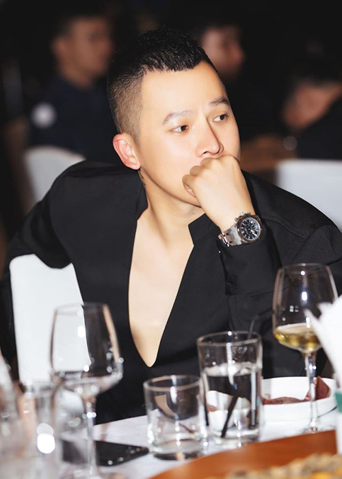 Không những vậy, Khắc Tiệp còn mỉa mai Khắc Việt chỉ nên hoàn thành sứ mệnh của 1 ca sĩ, kiếm tiền về nuôi vợ con thay vì lên mạng xã hội công kích người khác. Loạt chia sẻ của Khắc Tiệp khiến Khắc Việt vô cùng tức giận.