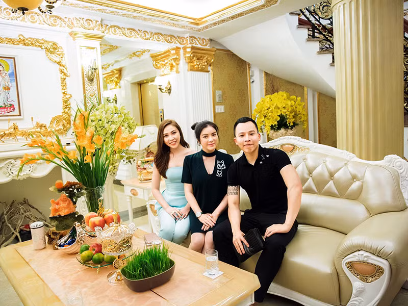 “Sao cô Nhàn vẫn còn ung dung ngoài này vậy? Gần 50 tuổi rồi mà vẫn cứ hơn thua, ghen tỵ với đàn em. Năm nào Nhàn cũng lên báo đả kích một đàn em. Sống vậy khổ thế”, Khắc Tiệp "đá xéo" Lý Nhã Kỳ . Ảnh: Dân Việt