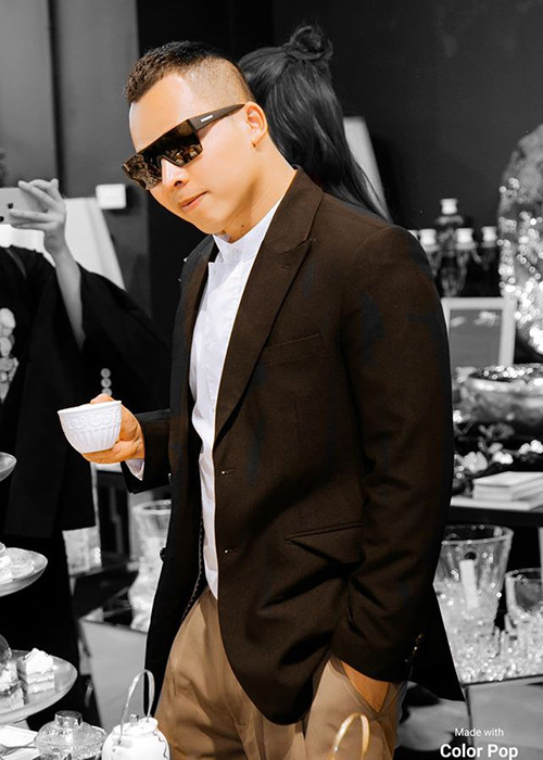 Khắc Việt “mắng” Khắc Tiệp là “đàn bà” đồng thời đòi tới nhà để dạy dỗ. Sau status với những lời lẽ gay gắt, Khắc Việt lấy lại bình tĩnh yêu cầu gặp trực tiếp Khắc Tiệp để giải quyết sự việc. Hiện tại, Khắc Tiệp vẫn chọn cách “im lặng là vàng”.