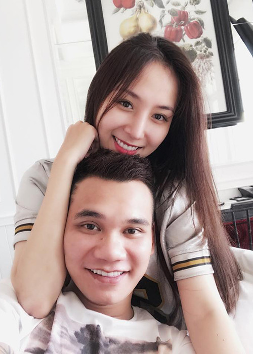 Cách đây 3 tháng, Khắc Việt "đá xéo" ý thức cách ly kém của Khắc Tiệp. Mới đây, Khắc Tiệp bức xúc "mắng" lại Khắc Việt "đàn bà" và mong Khắc Việt hãy chỉ làm tốt vai trò của một ca sĩ là đi hát, kiếm tiền nuôi vợ con. Trước chia sẻ của Khắc Tiệp, Khắc Việt phản pháo. Nam ca sĩ tuyên bố sẽ tới nhà dạy dỗ ông bầu. Tuy nhiên, sau đó, Khắc Việt muốn gặp Khắc Tiệp trực tiếp để giải quyết vấn đề, đồng thời cảnh cáo cấm ông bầu động đến gia đình của anh.