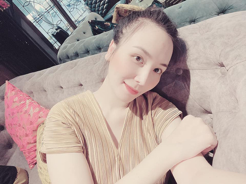 Có lần 3 giờ sáng bà xã thèm ăn gà luộc, Khắc Việt vẫn dậy làm cho vợ ăn.