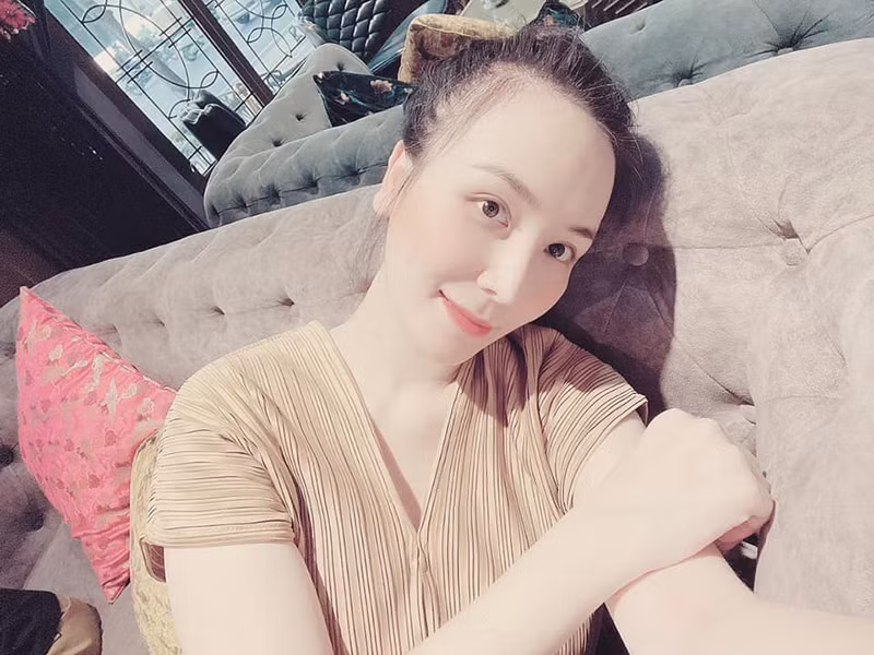 Có lần 3 giờ sáng bà xã thèm ăn gà luộc, Khắc Việt vẫn dậy làm cho vợ ăn.