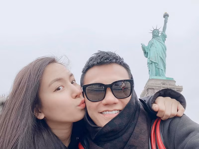 Niềm vui gõ cửa với Khắc Việt khi sau 2 năm kết hôn, bà xã của anh mang bầu một trai, một gái.