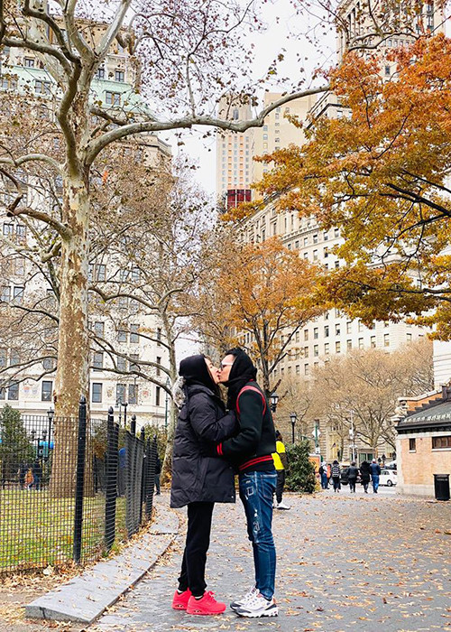 DJ Thanh Thảo khoe chồng có mặt mọi lúc, thỉnh thoảng massage và trò chuyện, động viên để cô cảm thấy dễ chịu.