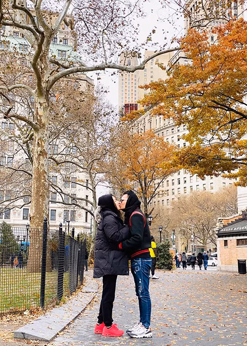 DJ Thanh Thảo khoe chồng có mặt mọi lúc, thỉnh thoảng massage và trò chuyện, động viên để cô cảm thấy dễ chịu.