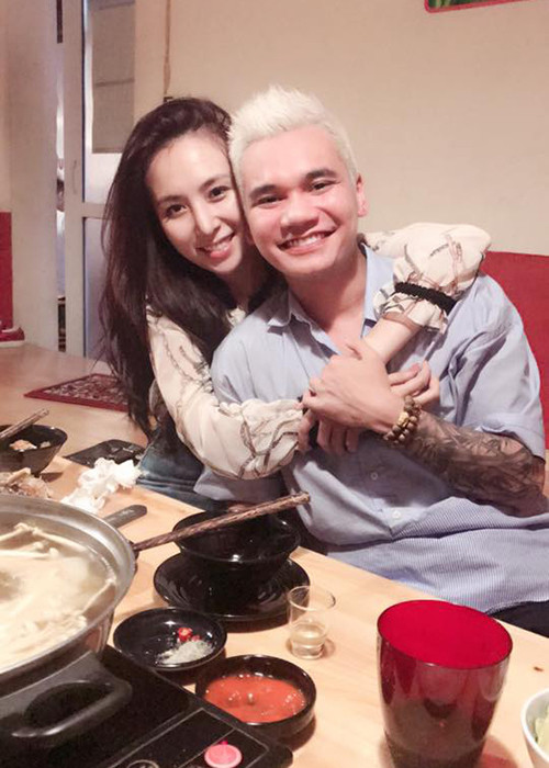 Bà xã của Khắc Việt là DJ Thanh Thảo. Cô trẻ trung, gợi cảm.