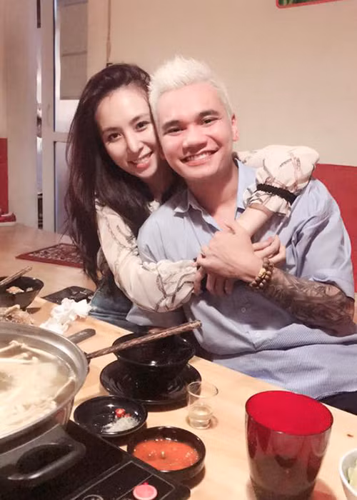 Bà xã của Khắc Việt là DJ Thanh Thảo. Cô trẻ trung, gợi cảm.
