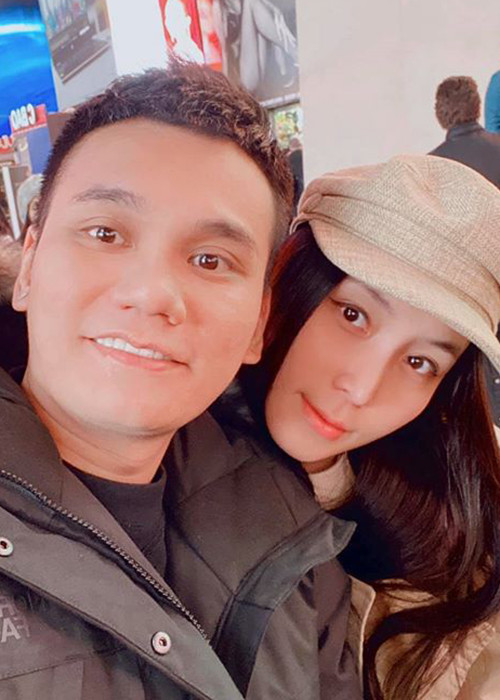 Sau khi lập gia đình, bà xã của Khắc Việt dần quen với công việc nội trợ.