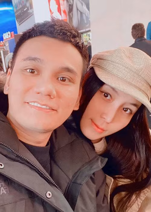 Sau khi lập gia đình, bà xã của Khắc Việt dần quen với công việc nội trợ.