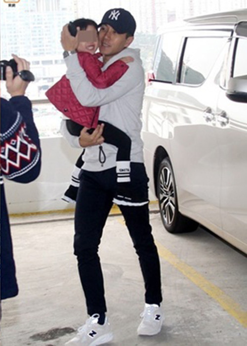 Lưu Khải Uy thường từ chối những lời mời đóng phim tại đại lục để bù đắp cho con gái. Ảnh: Zing