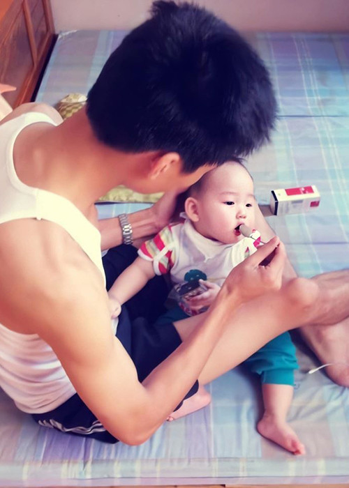 Anh khéo chăm sóc con trai.
