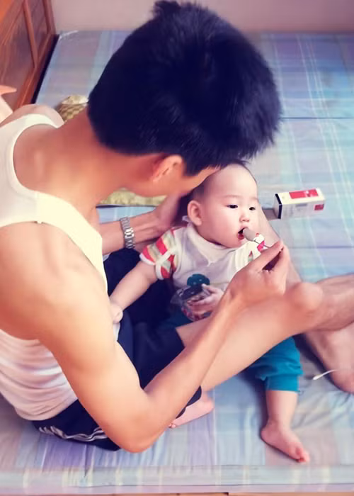 Anh khéo chăm sóc con trai.
