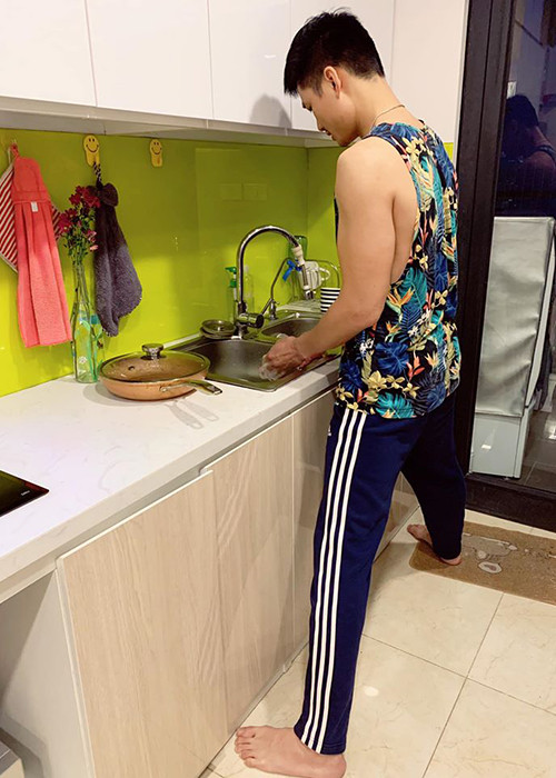 Hình ảnh Đức Thắng phụ vợ rửa bát.