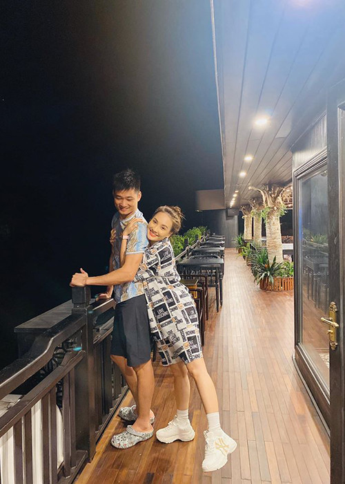 Cả hai quấn quýt như vợ chồng son dù bên nhau đã lâu.