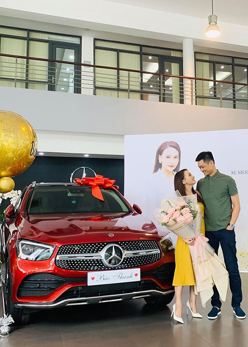 Mới đây, Bảo Thanh khoe được chồng điển trai tặng chiếc xe hơi giá 2,4 tỷ đồng.