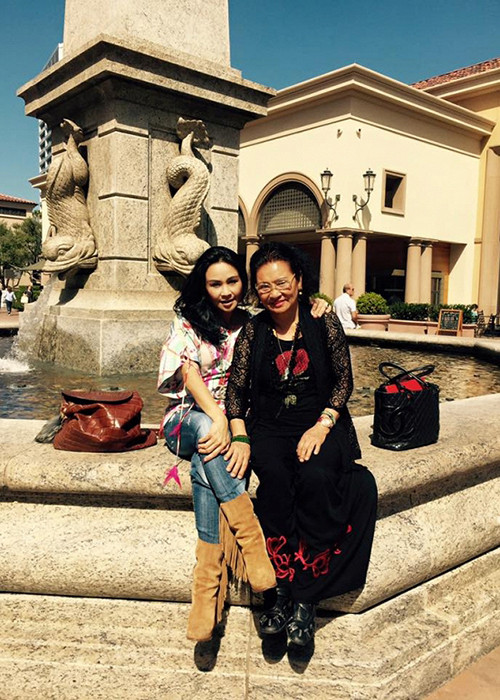 Thanh Lam từng chia sẻ về sự hy sinh và tình thương vô hạn của mẹ cô dành cho chồng con: “Người khán giả đầu tiên của mỗi ca khúc của ba luôn là mẹ, nhà phê bình cũng là mẹ. Và rồi khi ca khúc ra với công chúng, người khán giả trung thành và yêu thương vô điều kiện trong mỗi đêm diễn của con luôn là mẹ...". Ảnh: Gia đình Việt Nam