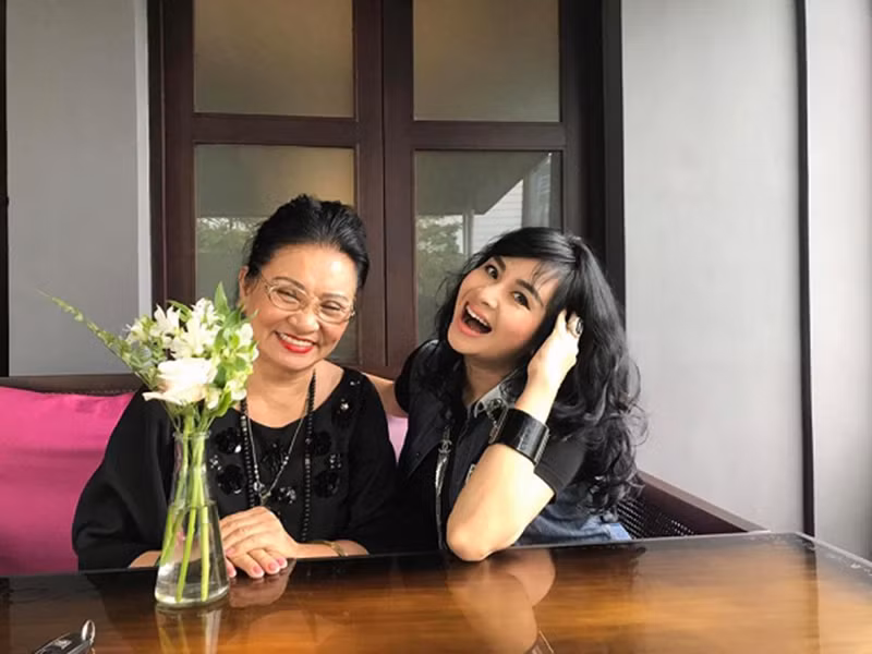 Nghệ sĩ Thanh Hương nghĩ rằng Thanh Lam thừa hưởng tinh thần cầu thị của bà. Nữ nghệ sĩ cho biết, hiện tại, dù gần 80 tuổi nhưng bà luôn cập nhật mọi thông tin, xu hướng để tiến bộ với thời đại. Ảnh: Gia đình Việt Nam
