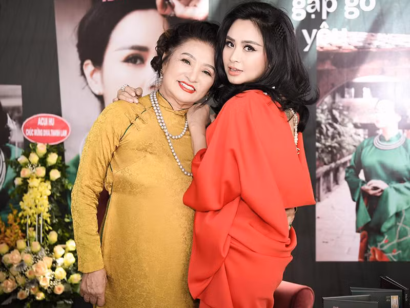 Mới đây, trên Gia đình &amp; Xã hội, nghệ sĩ Thanh Hương cho biết, bà cảm thấy vui vẻ khi lui về làm hậu phương vững chắc, hy sinh tất cả để chồng con nổi tiếng. Mẹ đẻ của Thanh Lam nói thêm bà đã chứng kiến tất cả những khó khăn của Thanh Lam và hiểu con xứng đáng với vị trí nghệ thuật hiện tại. Ảnh: FBNV