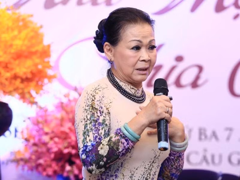 Không ít nhiều sao Việt bị đồn qua đời. Tháng 7/2018, ca sĩ Khánh Ly trở thành nạn nhân của lời đồn ác ý khi mạng xã hội có tin đồn bà qua đời tại châu Âu. Về phần mình, Khánh Ly tỏ ra rất bình thản vì từng đối diện với những tin đồn kiểu như vậy. Ảnh: Pháp luật TP HCM