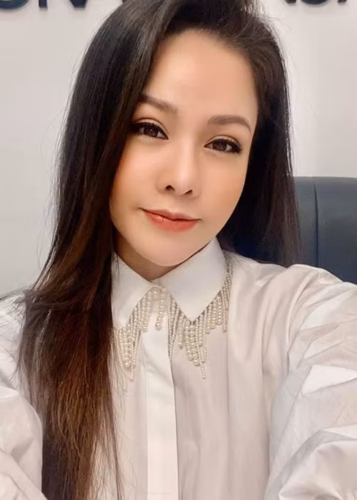 Ở lần đầu tiên vướng phải tin đồn ác ý qua đời, Nhật Kim Anh bất ngờ, sốc. Tuy nhiên, đến lần thứ hai, bà mẹ một con chỉ biết cười. Nhật Kim Anh chia sẻ tin đồn kiểu như vậy ảnh hưởng đến công việc của cô rất nhiều.