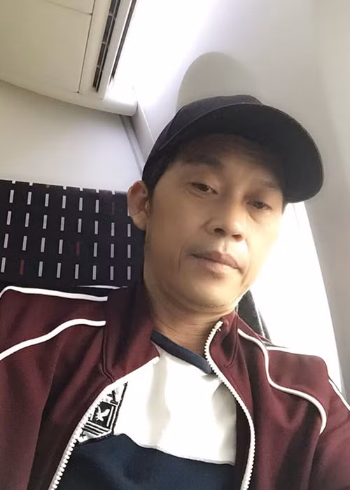 Hoài Linh cũng không ít lần bị tung tin đồn ác ý. Tháng 8/2017, một tài khoản Facebook bịa đặt thông tin Hoài Linh qua đời trong bệnh viện và kêu gọi tương tác để mong nam nghệ sĩ sớm siêu thoát. Không chỉ lên tiếng đính chính mà Hoài Linh còn dằn mặt tài khoản Facebook này.