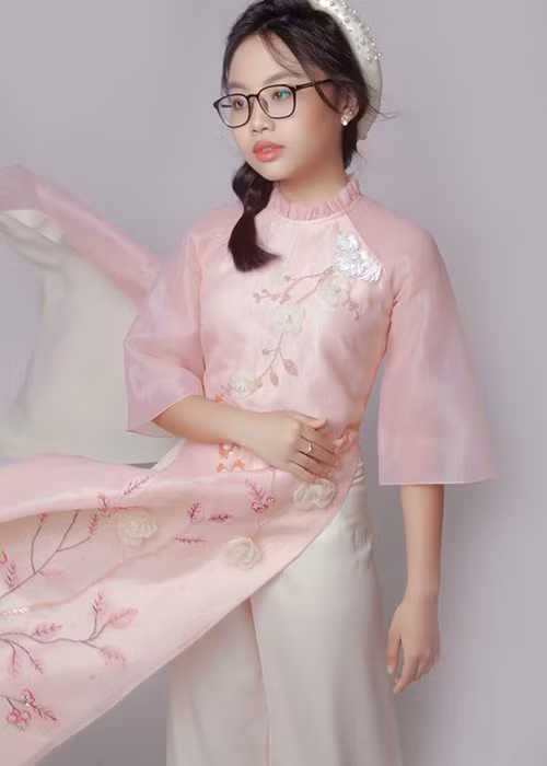 "Con sẽ cùng ê-kíp của con, tìm ra hướng giải quyết tốt nhất. Hy vọng cô nhìn ra việc mình làm là đúng hay sai, là có ý thức hay không, để bảo vệ cho bản thân mình và gia đình mình sau này tránh khỏi những rắc rối nặng nề hơn", Phương Mỹ Chi bày tỏ.