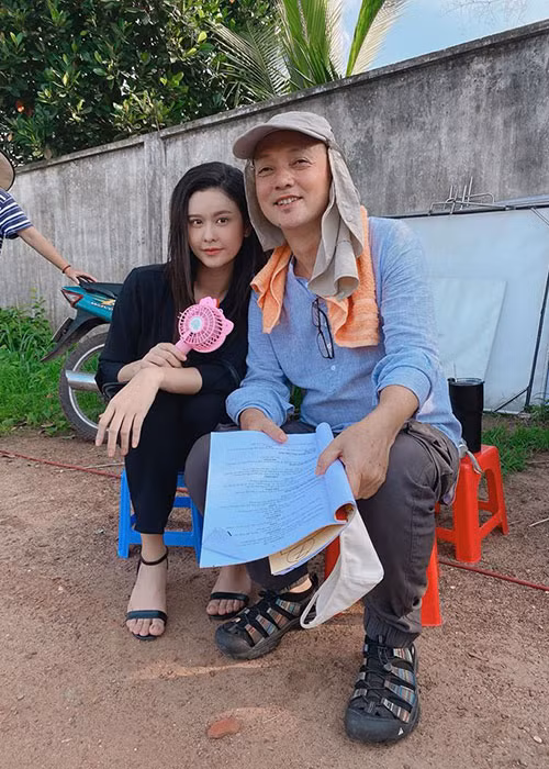 Trong bộ phim mới nhất mang tên "Đường về có nhau", vợ cũ của Tim sẽ vào vai người quét rác.