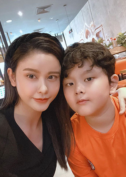 Mới đây, Trương Quỳnh Anh tâm sự, cô sợ con trai ghét mình. "Khi tập trung quá vào công việc thì tôi không có nhiều thời gian cho con được. Tôi rất sợ cảm giác khi về nhà, con không nhìn mặt mình. Có những lúc tôi đi đóng phim về thăm mà kêu con xuống gặp, bé vẫn ngồi trong phòng. Có thể khi đó con đang mải chơi game. Tôi biết con thương mình nhưng chỉ cần có cảm giác Sushi không cần mẹ, bản thân cảm thấy rất sợ", cô chia sẻ trên Zing.