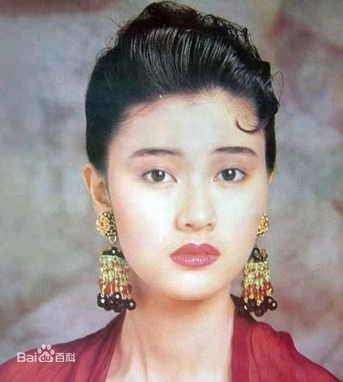 Sau khi đăng quang hoa hậu, cô liên tục làm mẫu thời trang, được các đạo diễn tên tuổi mời đóng phim. Cô cũng được nhiều đại gia săn đón, trong đó có tỷ phú Lưu Loan Hùng. Theo Ifeng, ông Lưu thường mua hàng trăm bông hoa cùng xe hơi, nữ trang tặng người đẹp. Lưu Loan Hùng còn từng đăng quảng cáo trên báo nhằm bày tỏ tình yêu với Gia Hân. Hai người chia tay năm 1992.