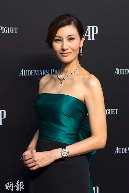 Trên trang cá nhân, Gia Hân thường thể hiện tình cảm mặn nồng với Hứa Tấn Hanh. Cô từng viết: "Anh là người chồng tuyệt vời, bạn tâm giao của em, cũng là người cha tuyệt vời của con trai. Anh làm tình yêu của chúng ta lớn mạnh để vượt qua sóng gió. Anh luôn đặt gia đình lên hàng đầu, dành nhiều thời gian chiều chuộng em. Trong tim em, anh đạt điểm 10 hoàn hảo".