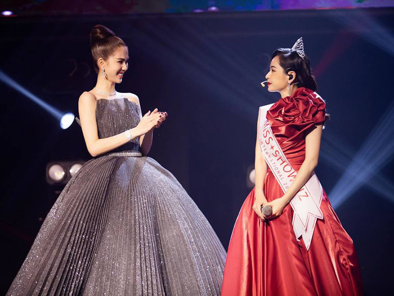 Từ sau màn song ca, Ngọc Trinh và Chi Pu chăm tương tác với nhau hơn. Ảnh: Yan