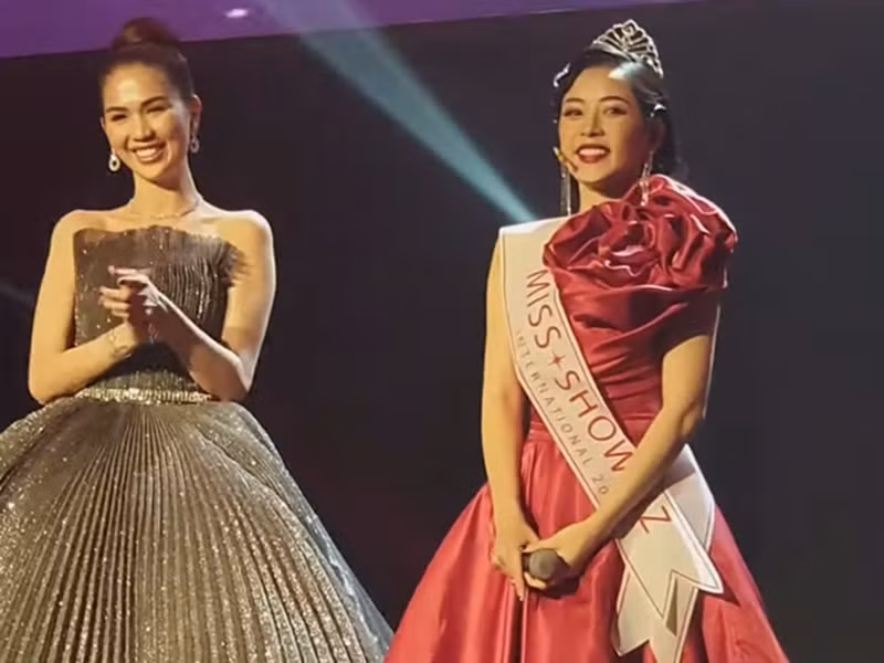 Khi bộ phim "Chị chị em em" của Chi Pu ra mắt, Ngọc Trinh khen diễn xuất của đàn em: "Diễn xuất sắc nha em gái! Mọi người đi xem nha". Ảnh: Yan