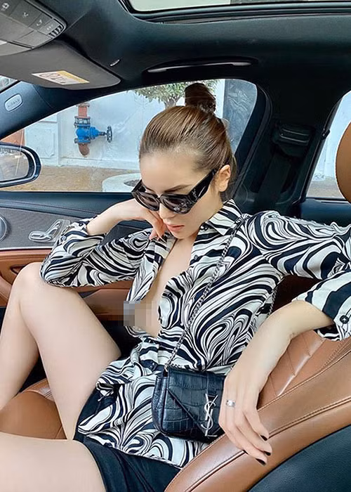 Hồi tháng 2/2020, bức ảnh nàng hoa hậu gốc Nam Định phanh cúc áo, để lộ phần nhạy cảm cũng khiến nhiều người nhức mắt.