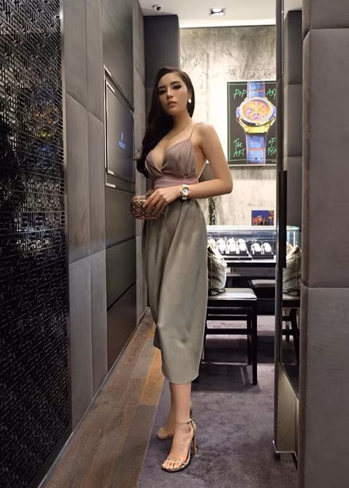 Vòng một của Kỳ Duyên trở nên căng tràn giúp cô gợi cảm hơn nhiều.