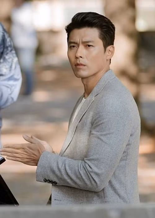 Sở hữu khối tài sản kếch xù nhưng Hyun Bin vẫn sống giản dị. Theo Ngôi sao, lúc mới vào nghề, mọi khoản thu nhập anh đều gửi mẹ, mỗi tháng chỉ giữ lại 350 nghìn won ( 292 USD) để tiêu vặt. Ảnh: Pose