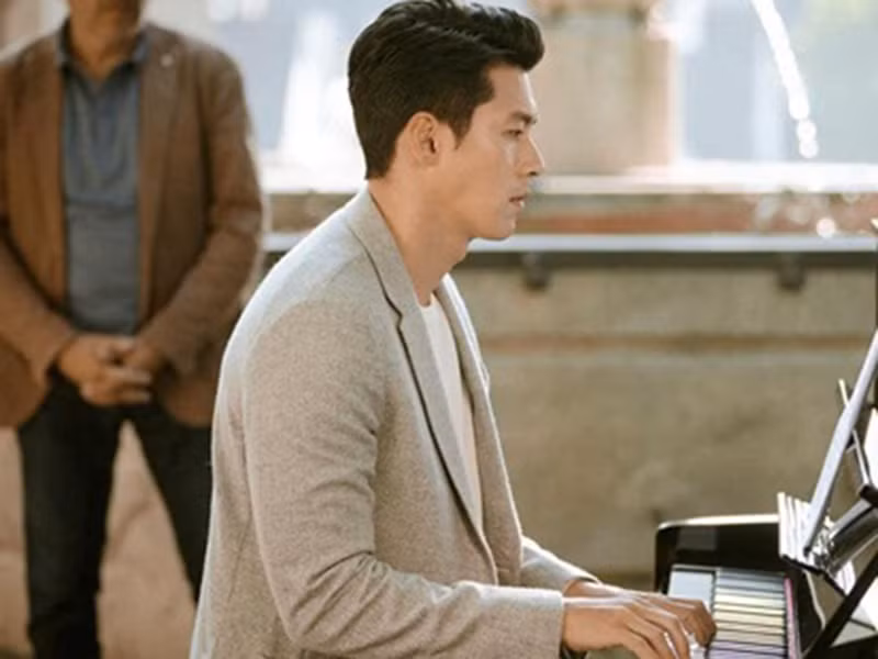 Sở hữu giọng hát trầm ấm, Hyun Bin thường xuyên hát và chơi piano cho fan trong những buổi họp fan. Ảnh: Gia đình Việt Nam Mời quý độc giả xem video "Hyun Bin và Son Ye Jin đóng phim Hạ cánh nơi anh". Nguồn Youtube/VTC Now