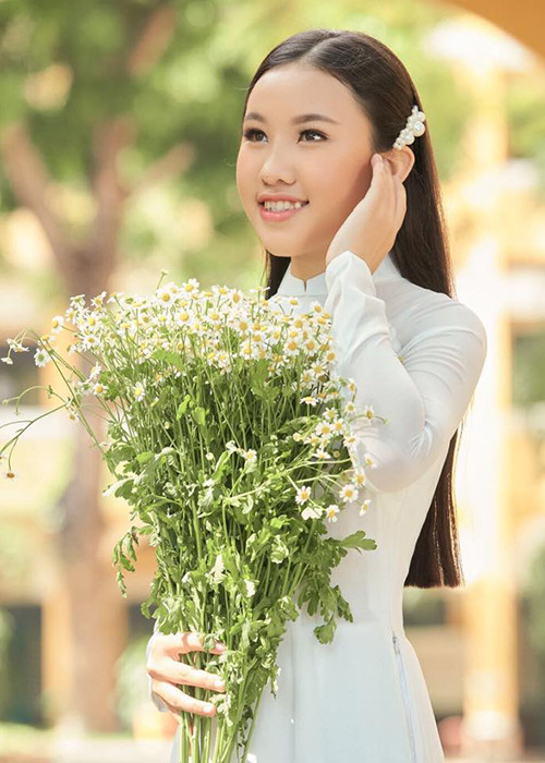 Sau khi được Phi Nhung nhận nuôi, Thiên Ngân được mẹ chỉ dạy trong nghề. Em tham gia một số cuộc thi hát nhưng chưa thực sự gây ấn tượng. Thường ngày, Thiên Ngân ở cùng bố mẹ đẻ tại Đồng Tháp. Khi được nghỉ học vì COVID-19, em lên Sài Gòn ở cùng mẹ nuôi học hát.