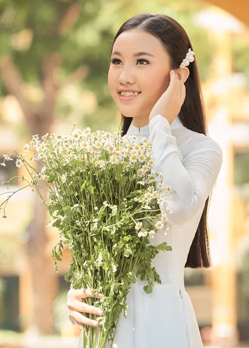 Sau khi được Phi Nhung nhận nuôi, Thiên Ngân được mẹ chỉ dạy trong nghề. Em tham gia một số cuộc thi hát nhưng chưa thực sự gây ấn tượng. Thường ngày, Thiên Ngân ở cùng bố mẹ đẻ tại Đồng Tháp. Khi được nghỉ học vì COVID-19, em lên Sài Gòn ở cùng mẹ nuôi học hát.