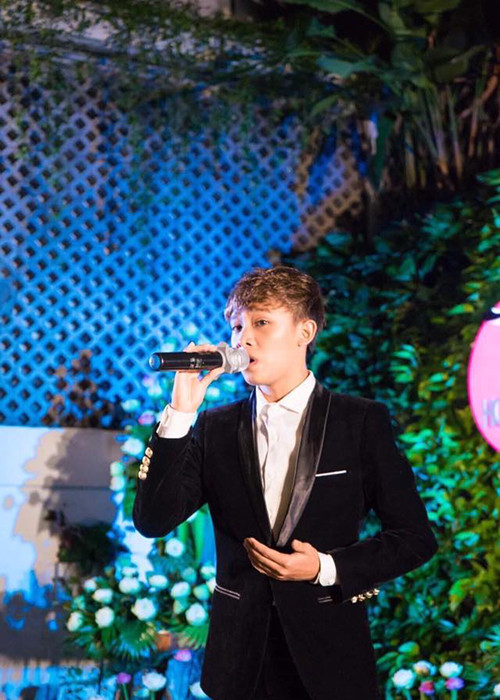 Vì tập trung học hành nên Hồ Văn Cường chỉ đi hát, tham gia các sự kiện giải trí khi rảnh rỗi. Có thời gian, em bị vỡ giọng nhưng được Phi Nhung chỉ dẫn và luyện thanh với giáo viên, giọng hát của Hồ Văn Cường đã ổn định hơn.