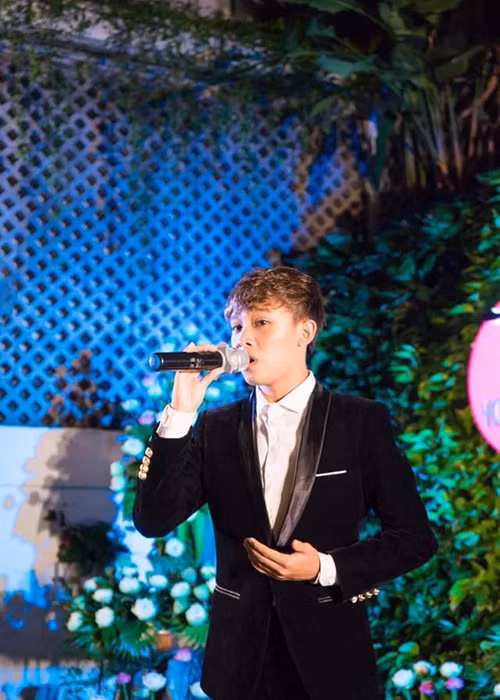 Vì tập trung học hành nên Hồ Văn Cường chỉ đi hát, tham gia các sự kiện giải trí khi rảnh rỗi. Có thời gian, em bị vỡ giọng nhưng được Phi Nhung chỉ dẫn và luyện thanh với giáo viên, giọng hát của Hồ Văn Cường đã ổn định hơn.