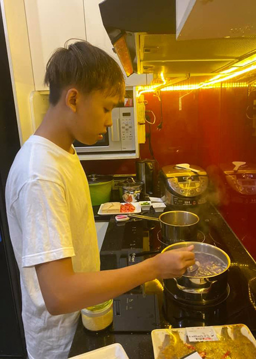 Khác với vẻ ngoài chững chạc trên sân khấu, Hồ Văn Cường nhí nhảnh, đáng yêu ở đời thường. Ngoài ra, dù nổi tiếng em vẫn có cuộc sống đơn giản, bình dị.