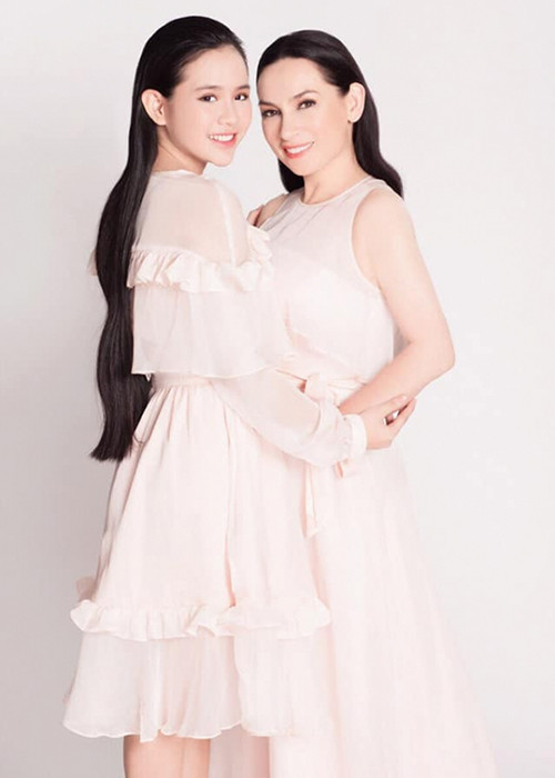 Phi Nhung từng chia sẻ cô sẽ không nhận thêm con nuôi. Tuy nhiên, trường hợp của Quỳnh Trang là ngoại lệ. Năm 2016, Quỳnh Trang trở thành con nuôi của Phi Nhung. Từ đó, em liên tục nhận được nhiều show diễn và cho ra mắt hàng loạt ca khúc bolero. Ảnh: Dân Việt