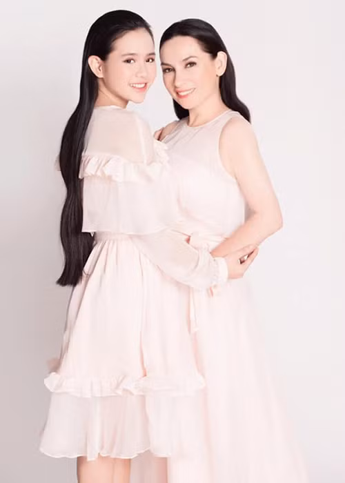 Phi Nhung từng chia sẻ cô sẽ không nhận thêm con nuôi. Tuy nhiên, trường hợp của Quỳnh Trang là ngoại lệ. Năm 2016, Quỳnh Trang trở thành con nuôi của Phi Nhung. Từ đó, em liên tục nhận được nhiều show diễn và cho ra mắt hàng loạt ca khúc bolero. Ảnh: Dân Việt