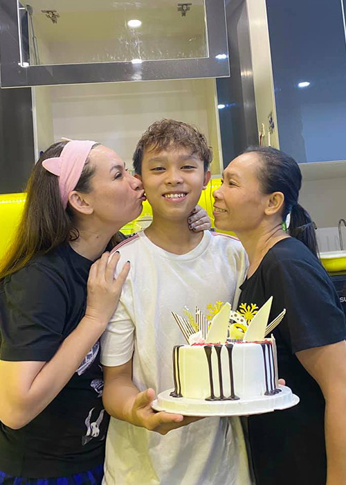 Hồ Văn Cường hiện chăm chỉ học hành tại một trường học ở Sài Gòn. Chia sẻ trên Zing, con nuôi Phi Nhung cho biết, em học giỏi nhất Toán, còn môn Anh văn lại gặp khó khăn.