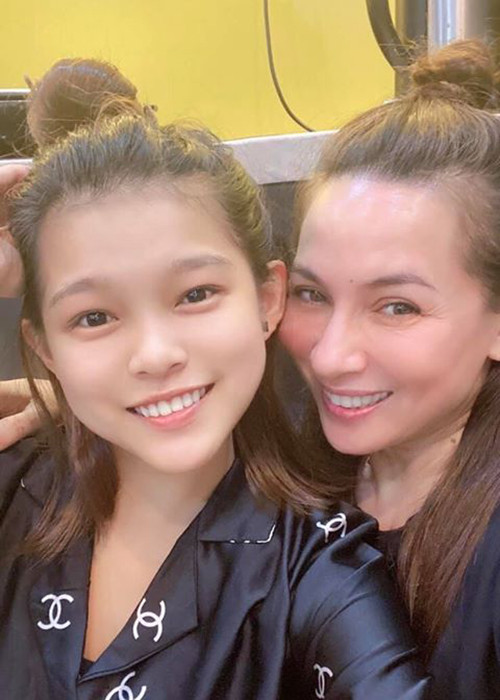 Tuyết Nhung tên thật là Thu Hiền, sinh năm 2001. Em từng là học trò của vợ chồng Hồ Hoài Anh tại Giọng hát Việt nhí 2014 nhưng vào đến vòng Đối đầu thì bị loại. Do hoàn cảnh gia đình khó khăn, Tuyết Nhung phải nghỉ học từ lớp ba.