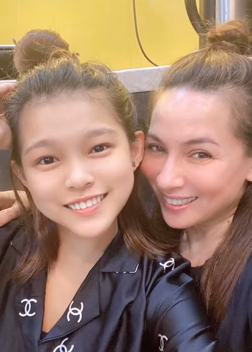 Tuyết Nhung tên thật là Thu Hiền, sinh năm 2001. Em từng là học trò của vợ chồng Hồ Hoài Anh tại Giọng hát Việt nhí 2014 nhưng vào đến vòng Đối đầu thì bị loại. Do hoàn cảnh gia đình khó khăn, Tuyết Nhung phải nghỉ học từ lớp ba.